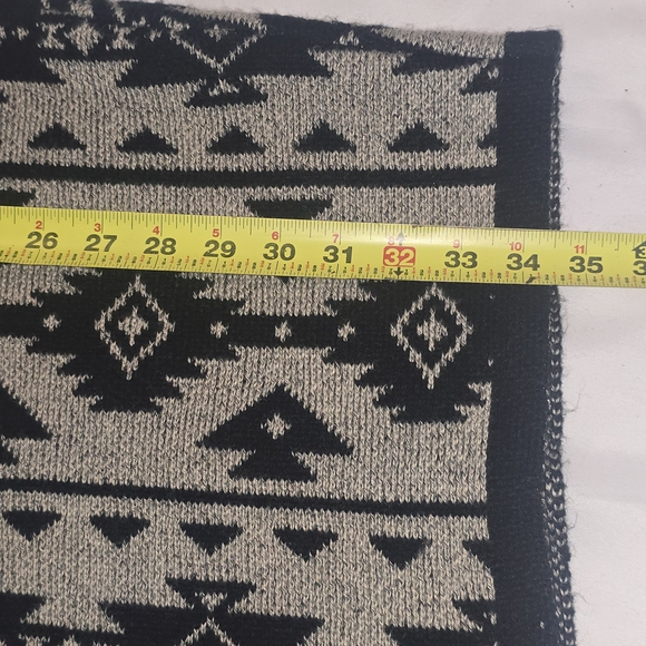 Southwestern Aztec Open Front Poncho with Pockets - Picture 9 of 10